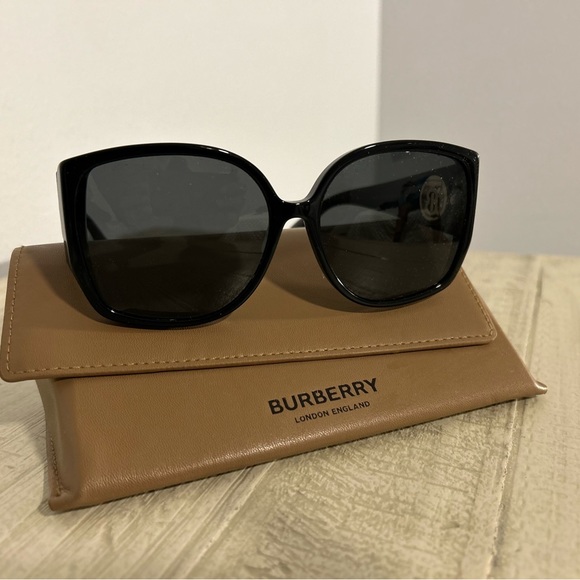 Authentic Burberry Square plastic trim black sunshades - Picture 1 of 7